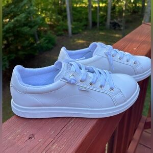 BOBS from Skechers / White / Size 7 1/2